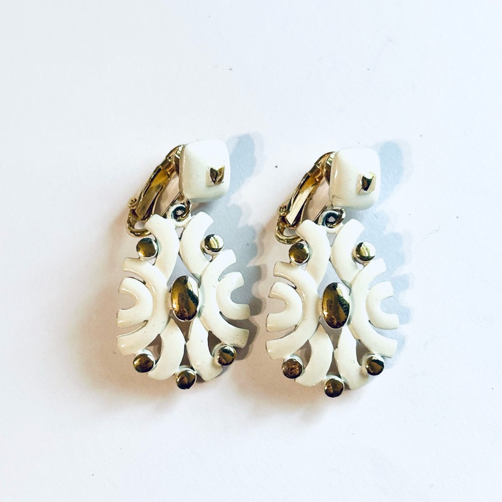 Elegant White‎ and Gold Clip-on Earrings